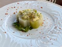 Poireau revisité, gelée de cidre du Cotentin, créme ail des ours