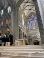 Querschiff mit alten (und ganz neuen) Fenstern