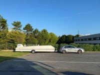 Schon wieder ein Flugzeug, hier am Busparkplatz unseres Hotels!