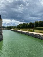 Von einem Zier-Wassergraben umgeben