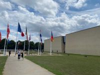 Vor dem Mémorial von Caen