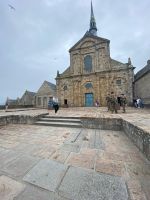 Vor der Klosterkirche, im Boden die Grabsteine zweier Äbte