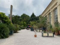 Vor der Orangerie des Parks