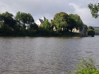 See von Paimpont mit Blick zur Abteikirche