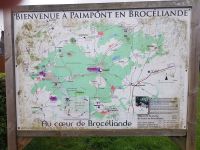 Orientierungsplan mit Wanderwegen im Wald von Brocéliande
