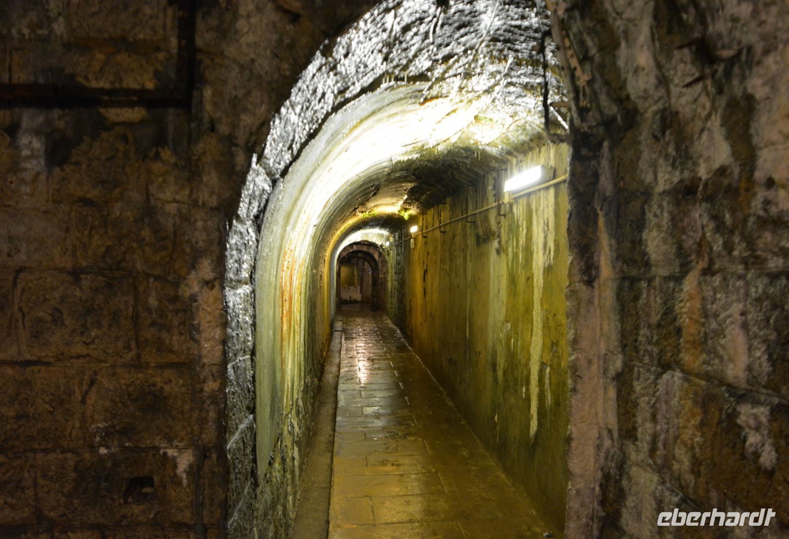 lange feuchte Gänge