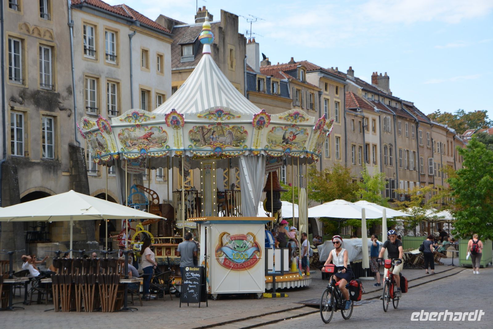 ein Karussel für die Kinder