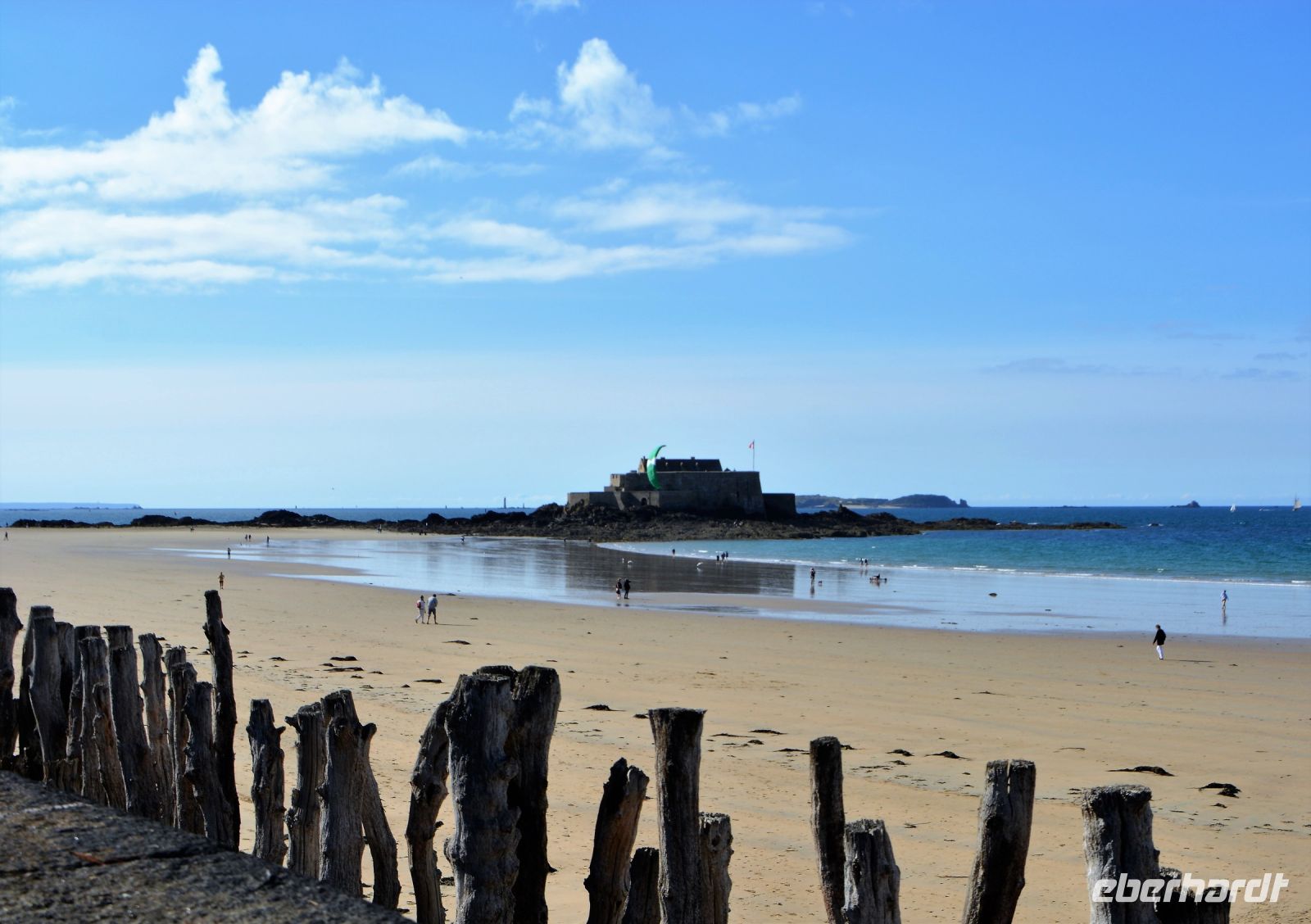 Blick vom Strand zum Fort National in St.Malo