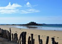 Blick vom Strand zum Fort National in St.Malo