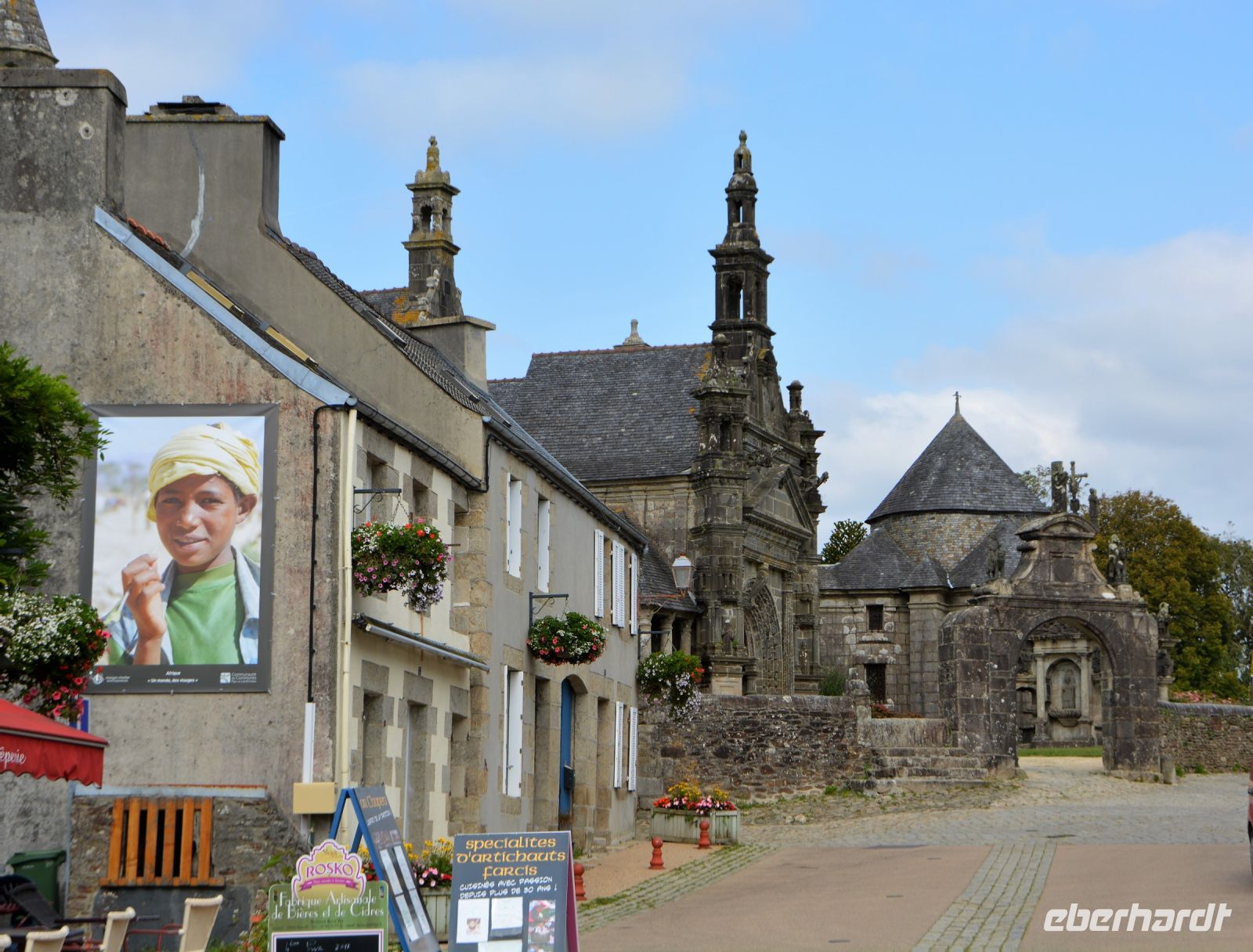 Blick zum Kirchhof von Guimillau