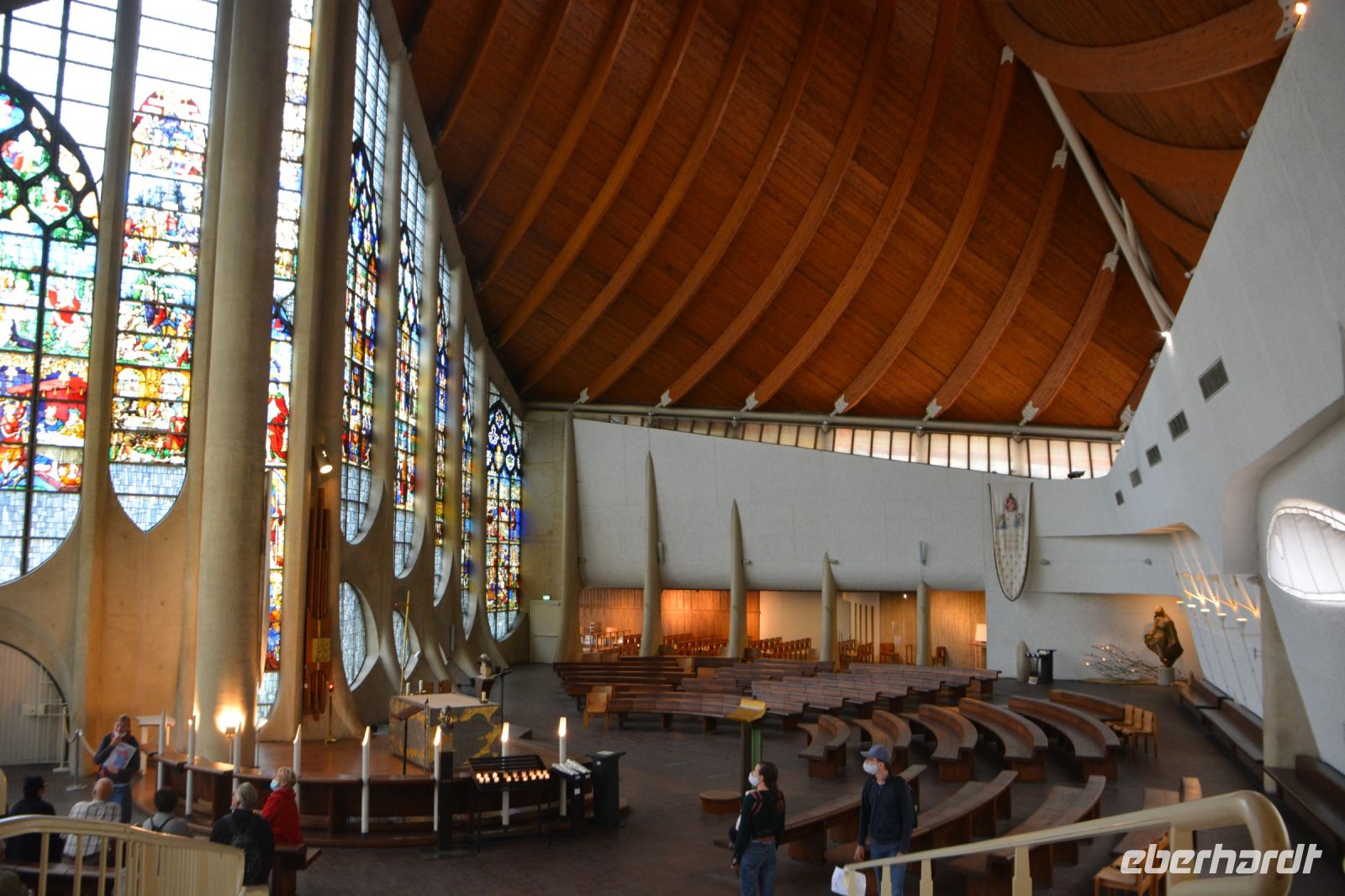 Innenansicht der Kirche mit alten Glasfenstern