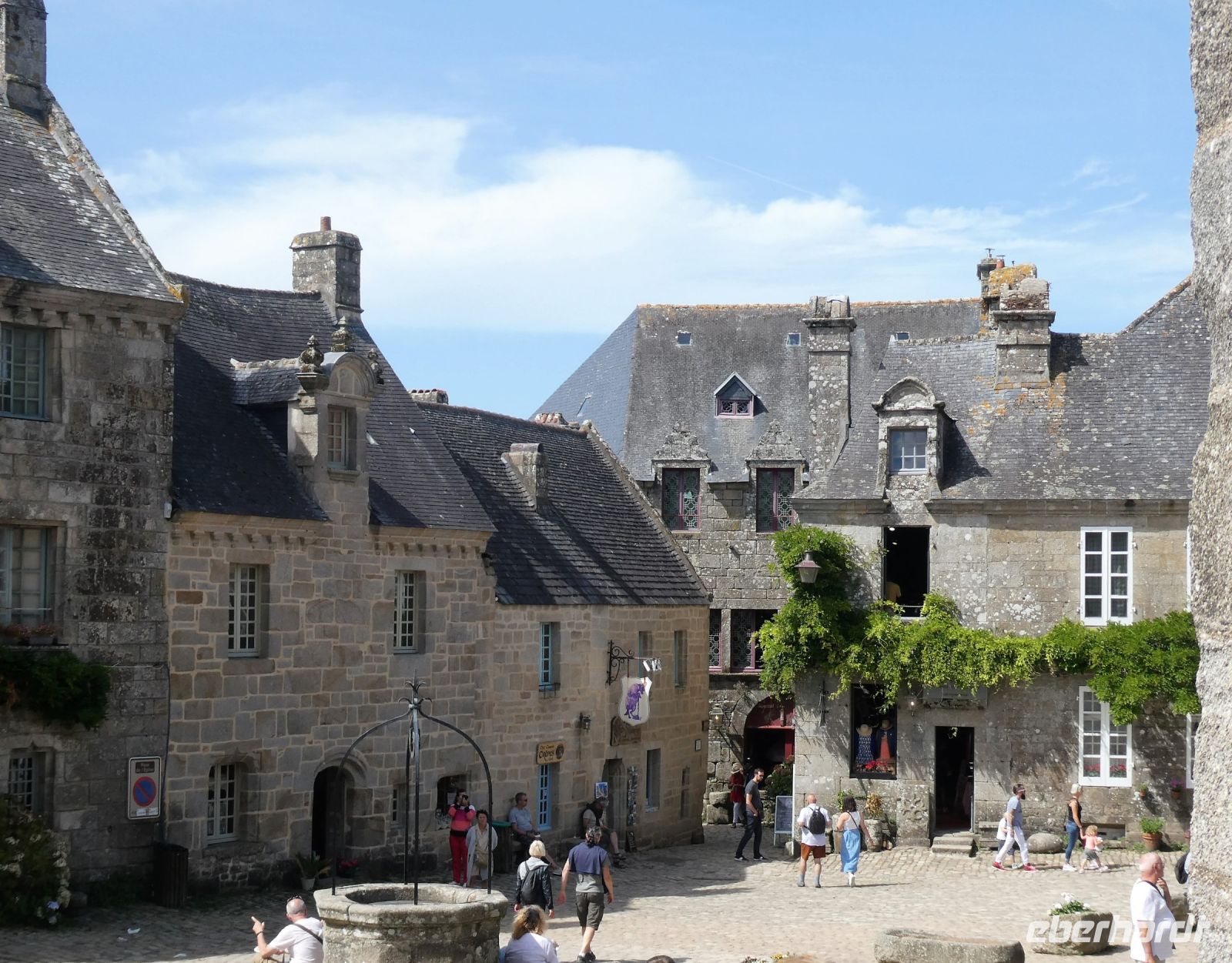 in der Mitte von Locronan