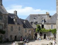 in der Mitte von Locronan