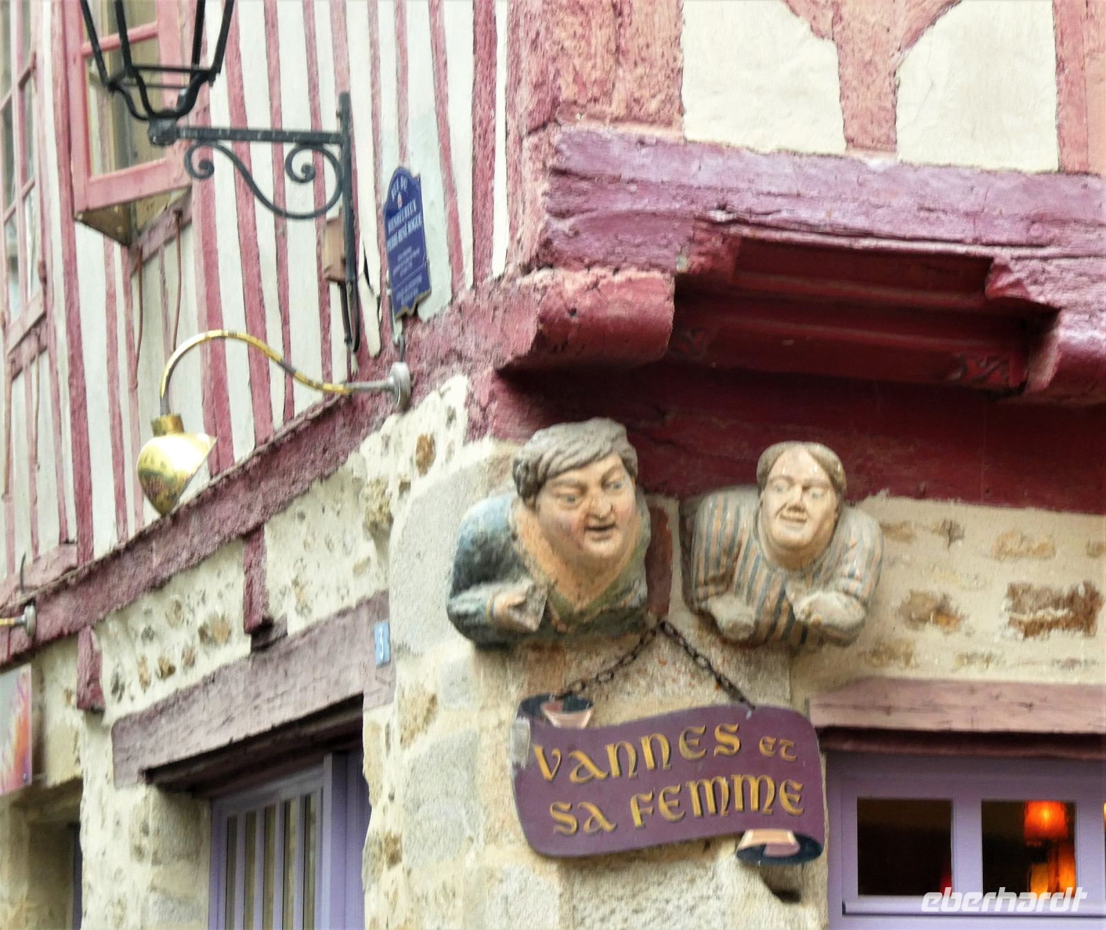 ehem. Besitzerehepaar an der Hauswand