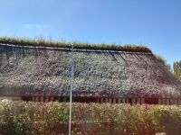 klassisches Reetdach in der Normandie