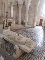 Grab König Philip I. (1108) + Marmorfließen 4.-5. Jahrh.