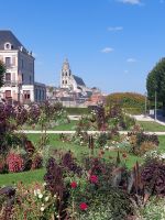 Blois: Blick über den Schloßgarten zur Kathedrale