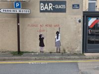 Arromanches, zum Nachdenken anregendes Wandbild gegenüber dem D-Day-Museum 