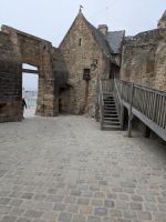 Im Inneren des befestigten Klosterberges Mont Saint Michel