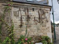 ehemaliges Segeltuchmacher-Haus in Locronan mit Sammlung alter Schiffsanker 