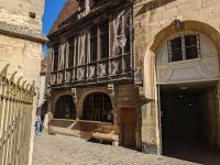 Altstadthaus neben der Kirche Notre Dame in Dijon
