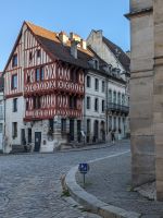 Autun, Bürgerhaus gegenüber der Kathedrale