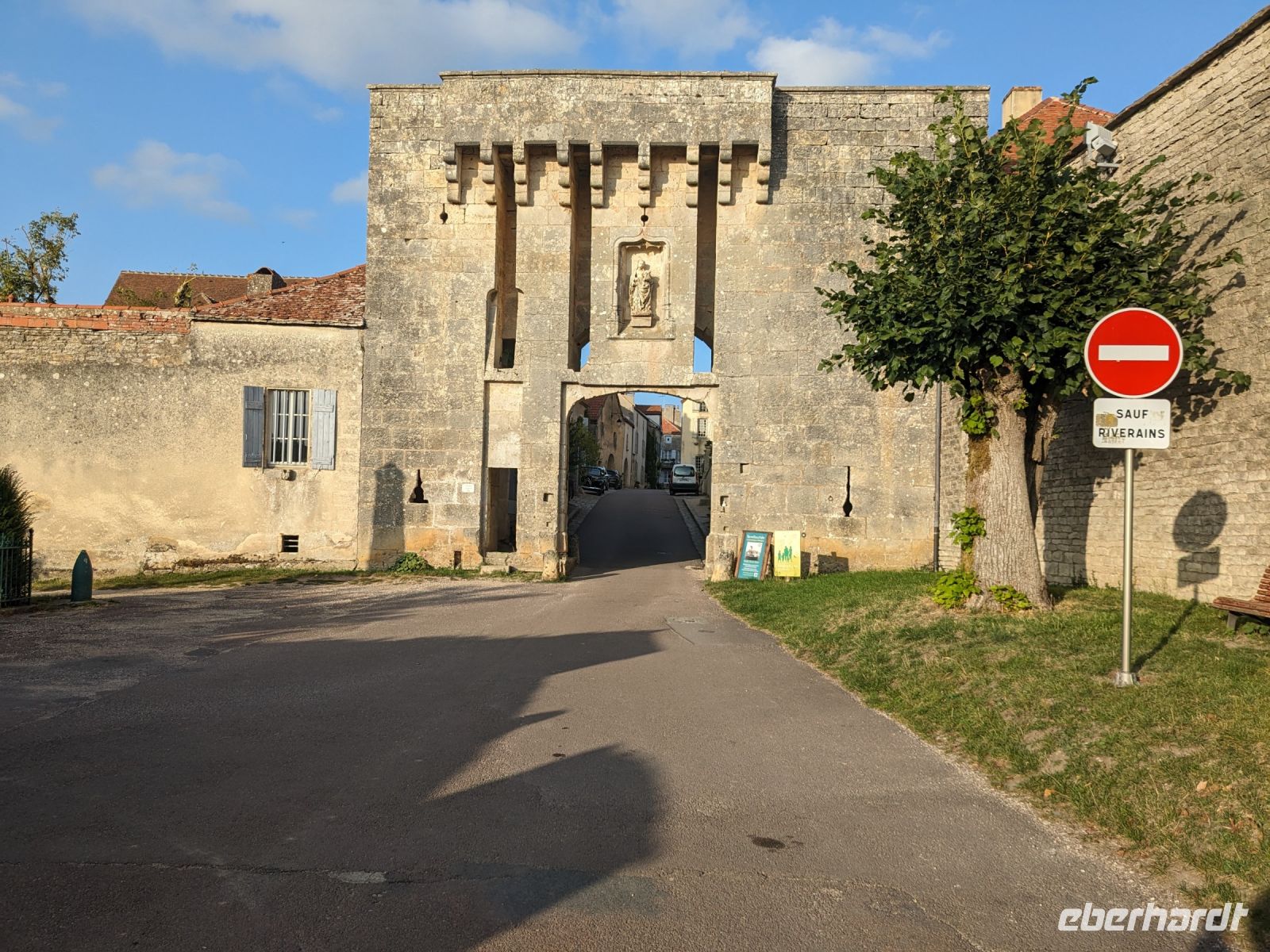 Altes Tor des Wehrdorfes Flavigny-sur-Ozeraine