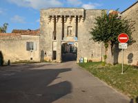 Altes Tor des Wehrdorfes Flavigny-sur-Ozeraine