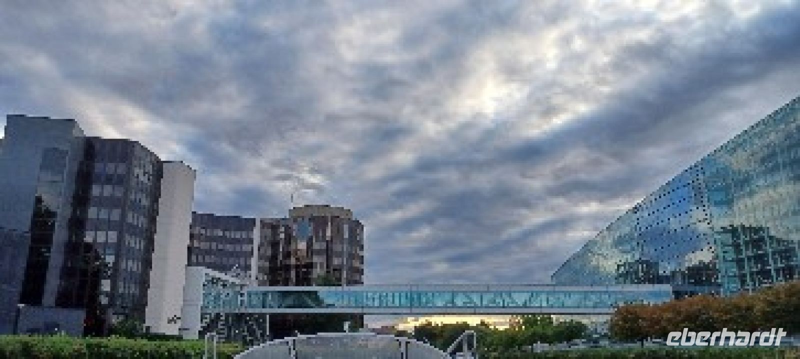 Straßburg -Europa Viertel- „altes“ (links) u. Neuestes Gebäude des Europaparlamentes