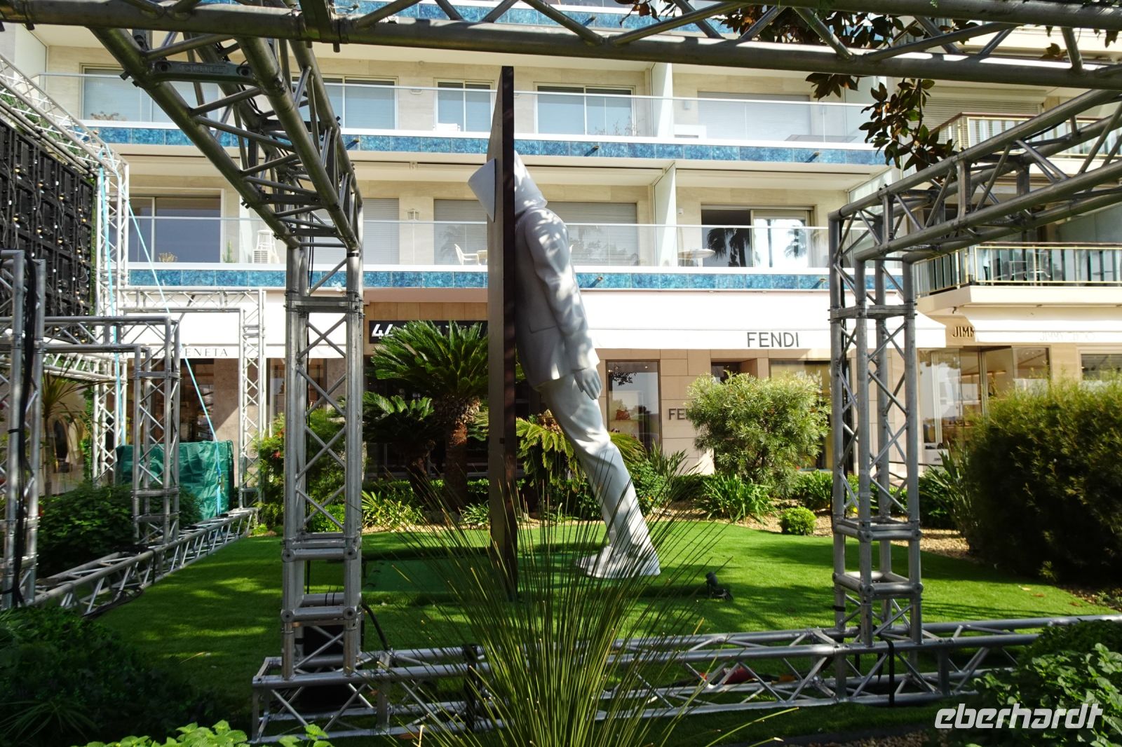 Tag 4 05.10.2023 Cannes, , Kunst mit Eimer, David David