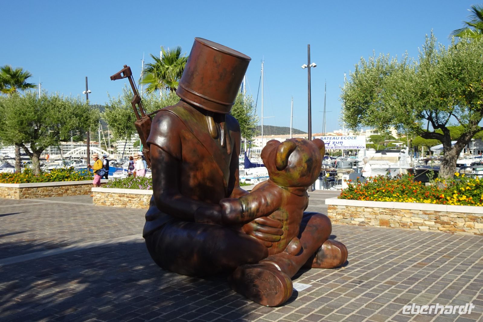 Tag 6 07.10.2023 St. Maxim, Kunst mit Eimer, David David