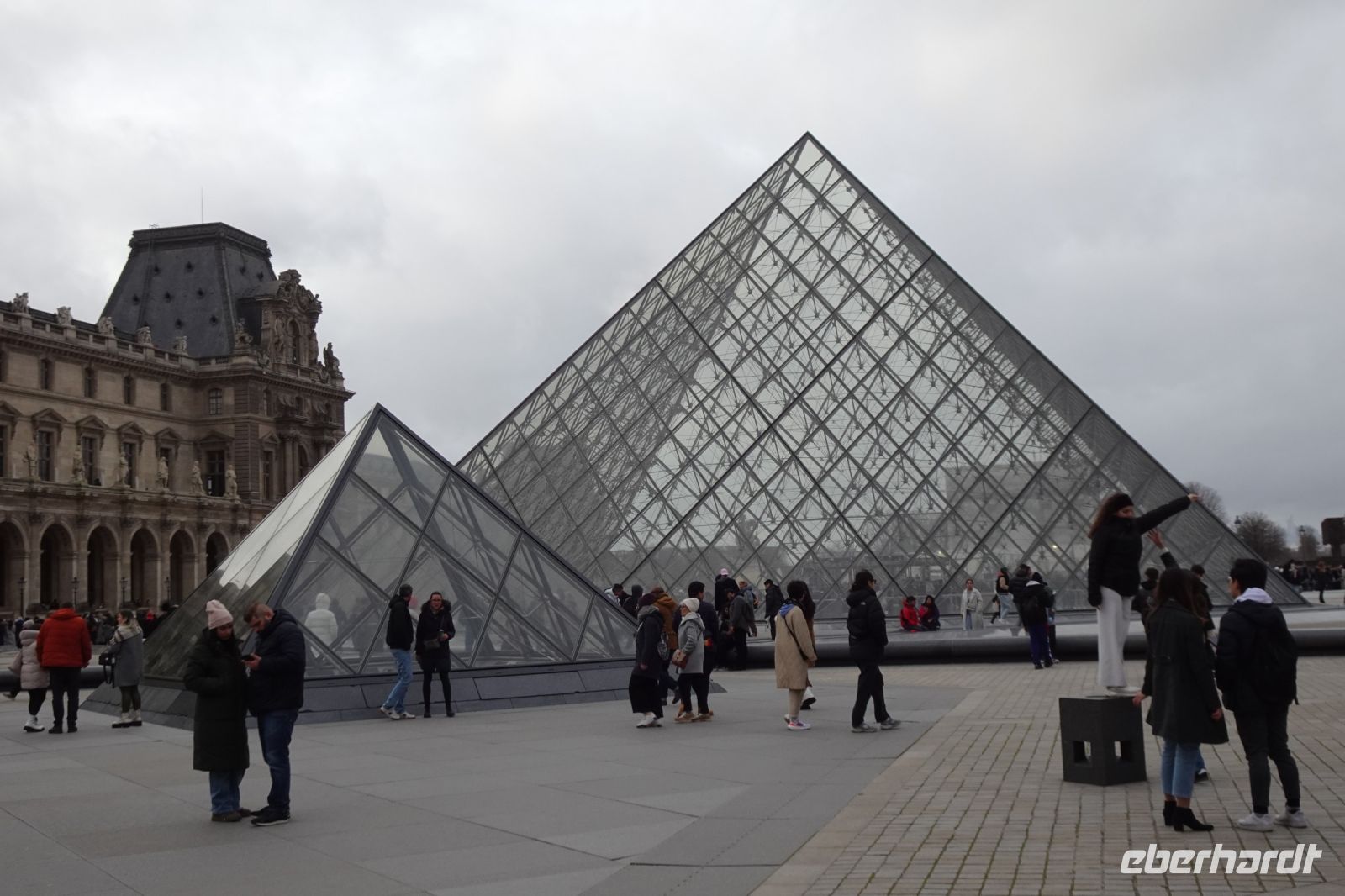 Tag 2, 29.12.2023  Museumsbesuch im Louvre, Eingang durch die Pyramide