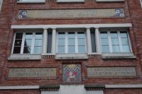 Tag 3, 30.12.2023 öffentliche Badeanstalt mit Stadtwappen