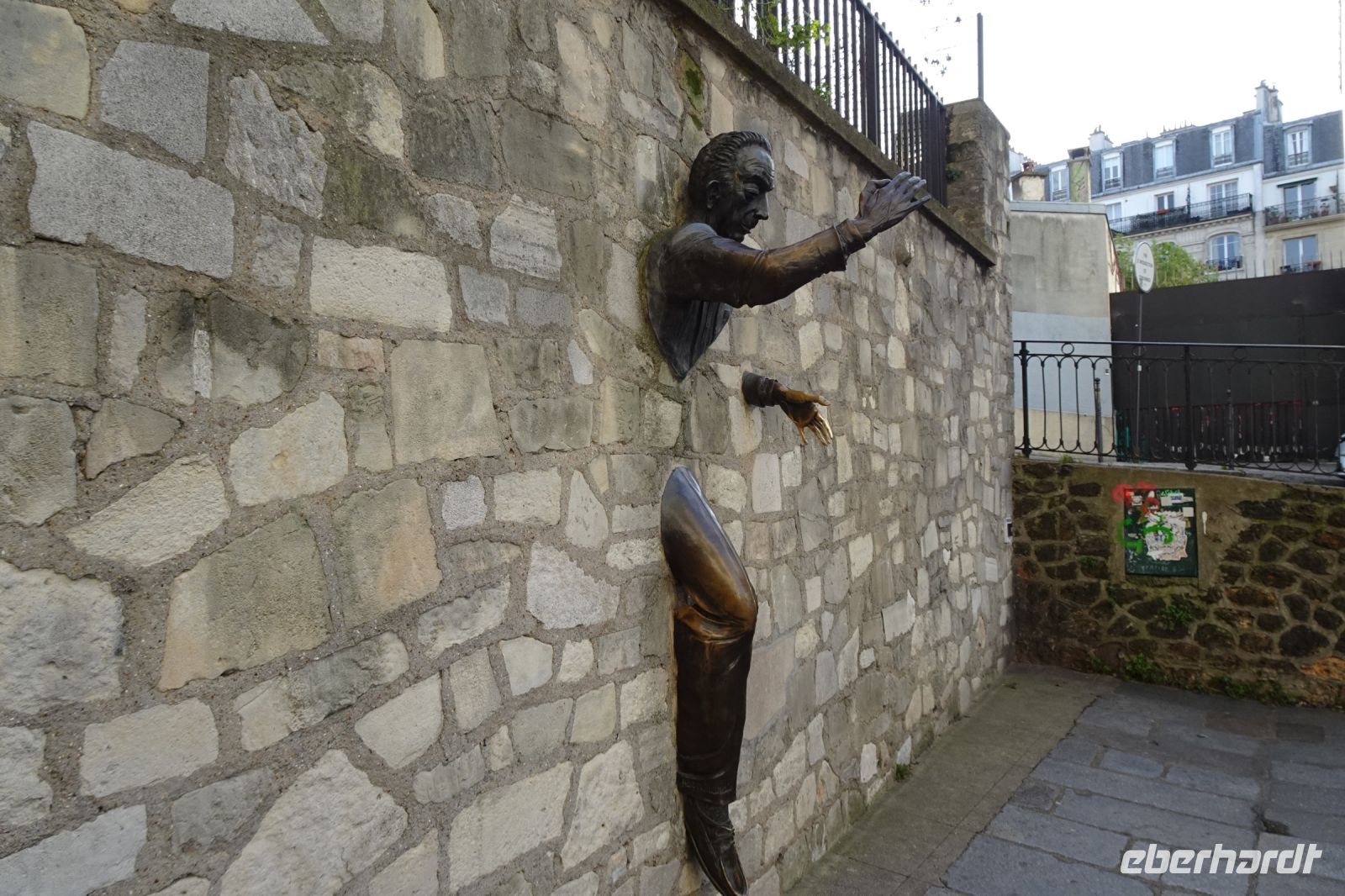 Tag 4, 31.12.2023 Entdeckungsspaziergang über den Montmartre, Ein Mann geht durch die Wand