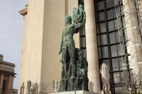 Tag 5, 01.01.2024:  Apollo Statue am Trocadéro