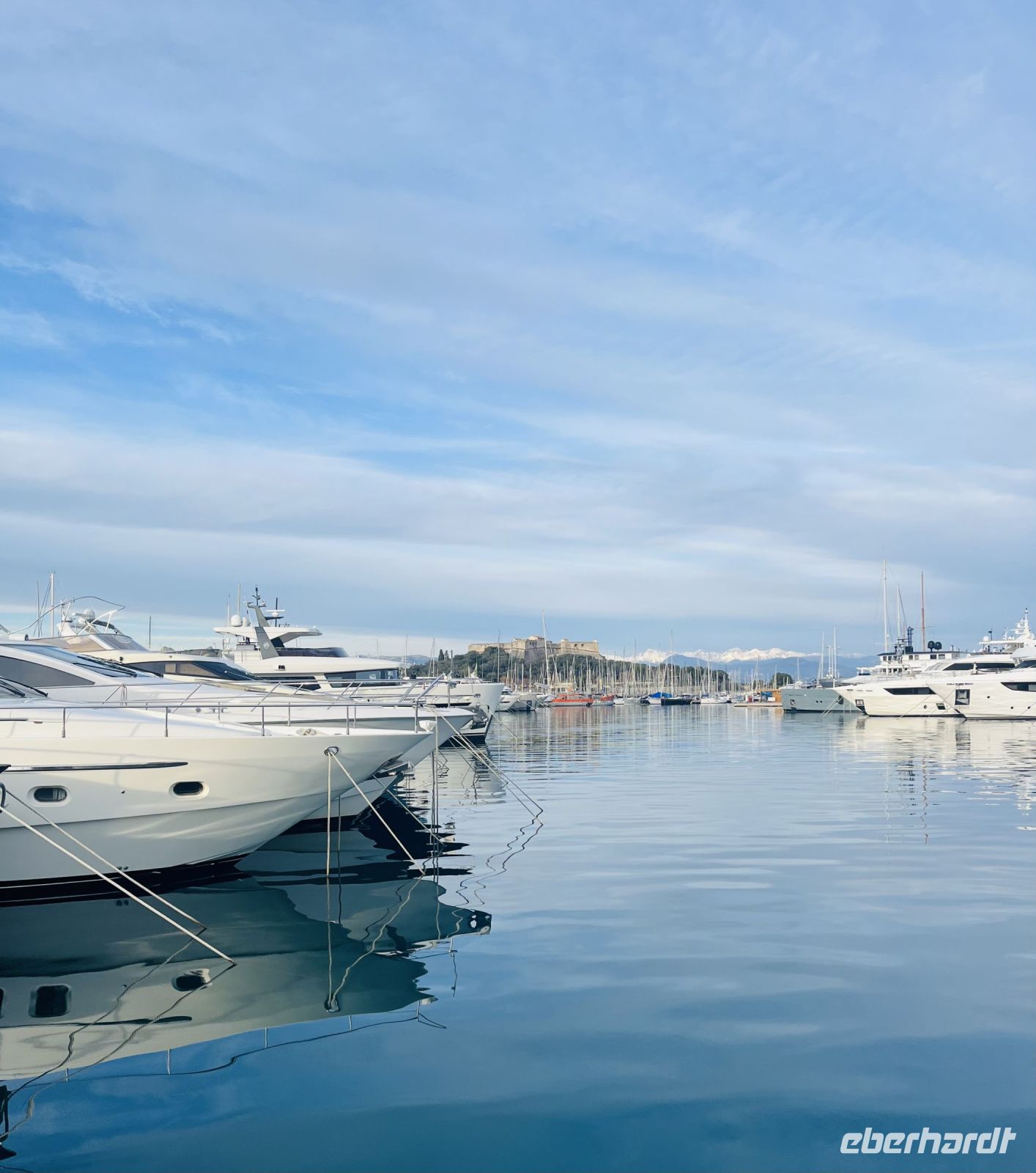 Antibes Hafen mit Blick auf die Seealpen