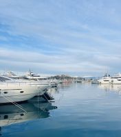 Antibes Hafen mit Blick auf die Seealpen