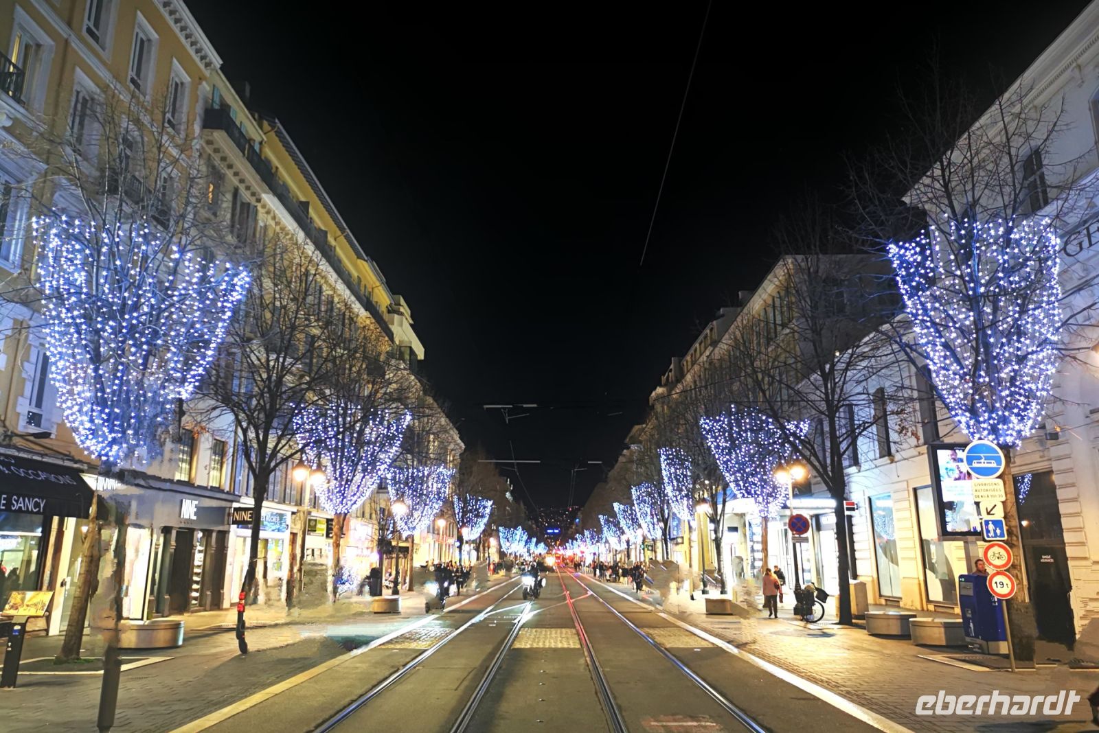 Tag 1 23.01.2024   Entdeckerspaziergang in Nizza, Avenue Jean Médecin bei Nacht