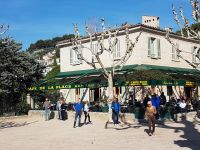 Café de la Place und Boccia-Spieler
