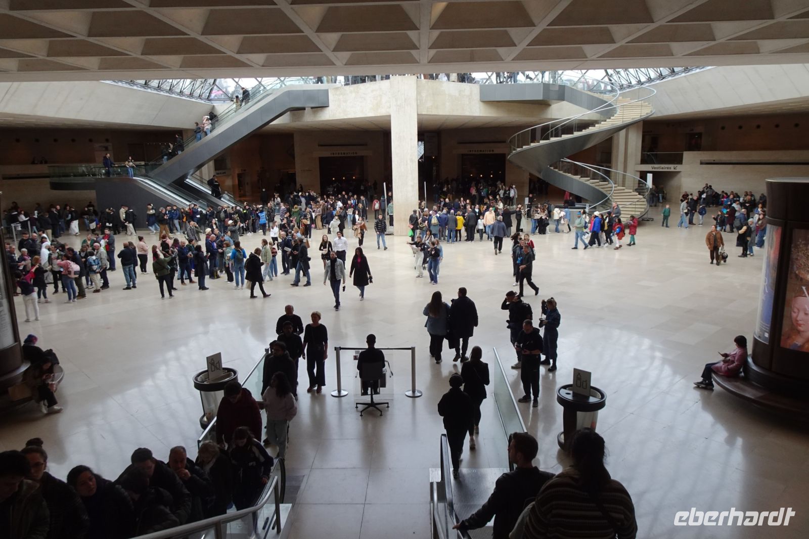 Tag 3, 30.03.2024 , Louvre, Eingang unter der Pyramide