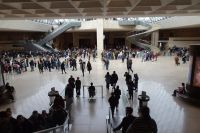 Tag 3, 30.03.2024 , Louvre, Eingang unter der Pyramide