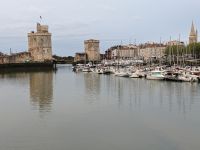 Nikolausturm und Kettenturm zur Hafenverteidigung La Rochelle, rechts der 