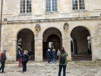 Schauseite der Maritim-Börse mit Schifsshecks.jpg