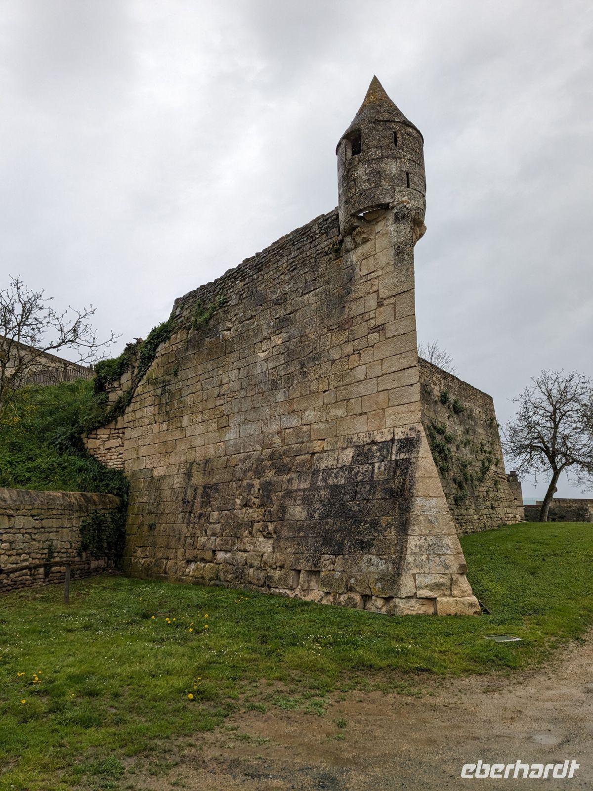 Wellenbrecher - markantester Punkt der Abtei Maillezais.jpg