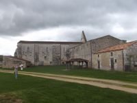 Überreste der Hauptgebäude von Maillezais.JPG