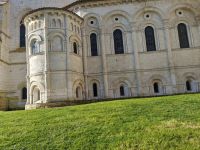 Kirche Ste. Eutrope war eine romanische Pilgerkirche, später mehrfach überbaut.jpg