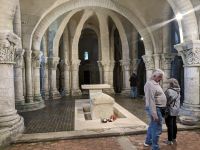 In der herrlichen und riesigen Krypta von Ste. Eutrope mit reichverzierten Kapitellen.jpg