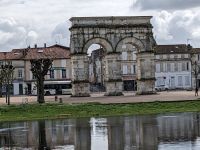 Der Germanicusbogen - errichtet für Kaiser Tiberius und seine Söhne ist ein römischer Triumphbogen aus dem 1. Jh..jpg