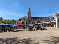 samstägliches Markttreiben in Poitiers um die Kirche Notre Dame de la Grande.jpg