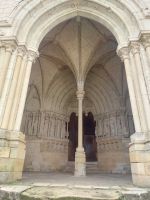  Candes-Sant-Martin: Kirche St. Martin - Eingangsbereich mit Mittelsäule